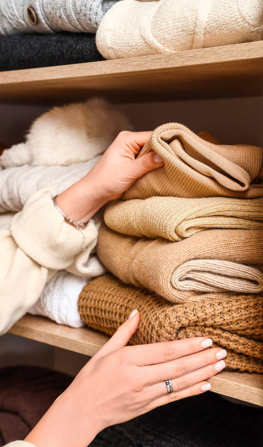 Mode Occasion 5 Woman chooses a sweater in her dressing